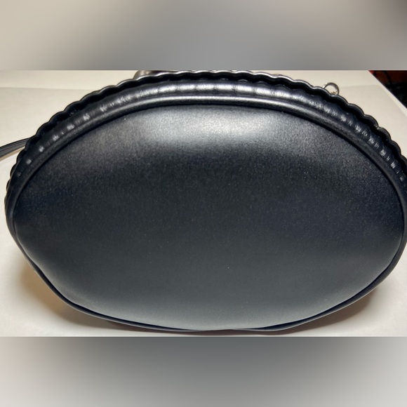 Calvin Klein Modern Essentials Organizational Bucket
High quality vegan leather. - Picture 6 of 10